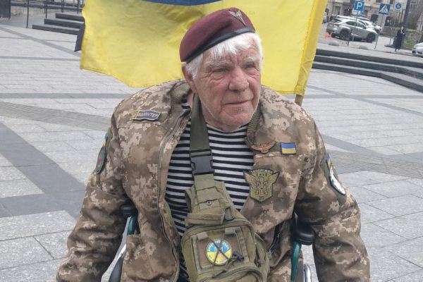Волонтер дядя Гриша приїхав до Львова збирати гроші для захисників
