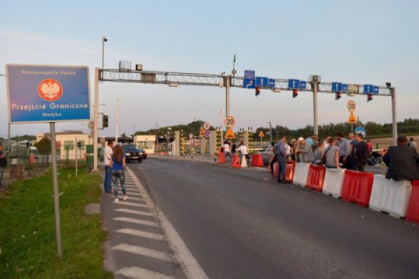 Польські фермери почали блокувати рух автобусів на ПП Медика-Шегині