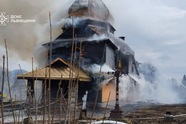 На Стрийщині горить дерев'яна церква (ВІДЕО)