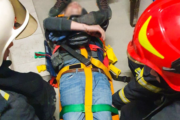 У Львові чоловік впав у шахту ліфта і вижив
