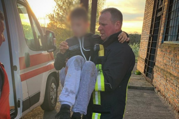 На Львівщині рятувальники витягли 13-річного хлопця із каналізаційного колектора
