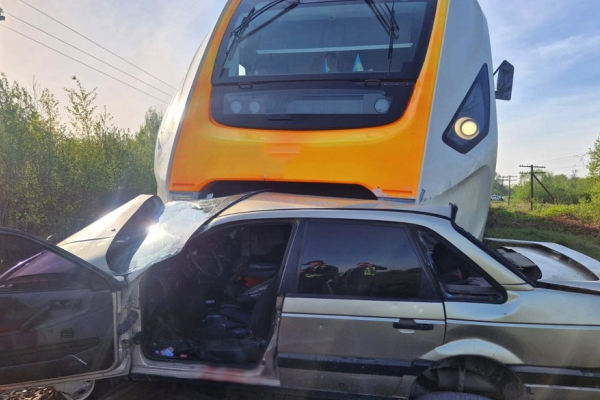 На Львівщині автівка зіткнулася з дизель-потягом
