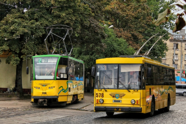 Великдень у Львові: до міських кладовищ їздитиме більше громадського транспорту
