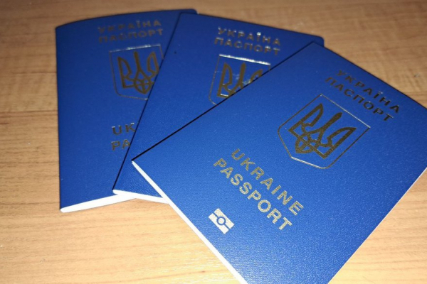 «Документ» відновив видачу готових паспортів за кордоном