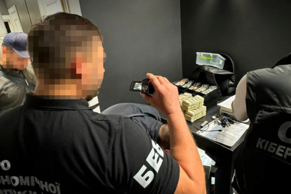 Львівські правоохоронці вилучили 13 млн грн готівки під час обшуків у конвертаційному центрі