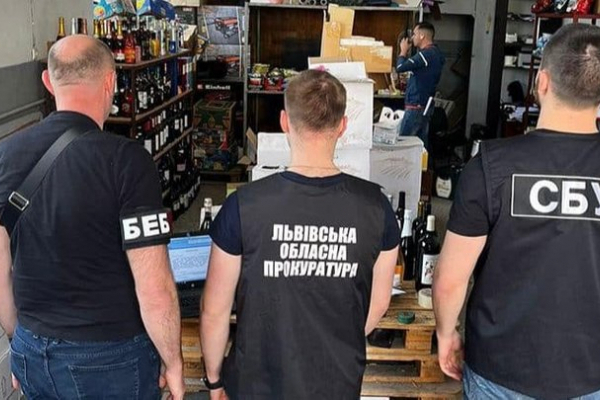 На Львівщині детективи БЕБ вилучили 3 тисячі літрів підробленого алкоголю