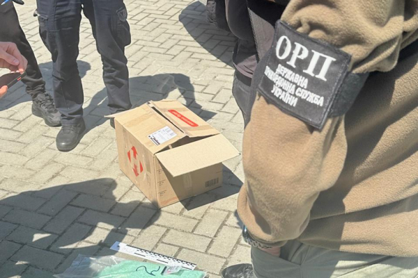 У Львівській та Одеській області затримали наркокур’єрів, які намагались збути 6 кг PVP-солей через пошту