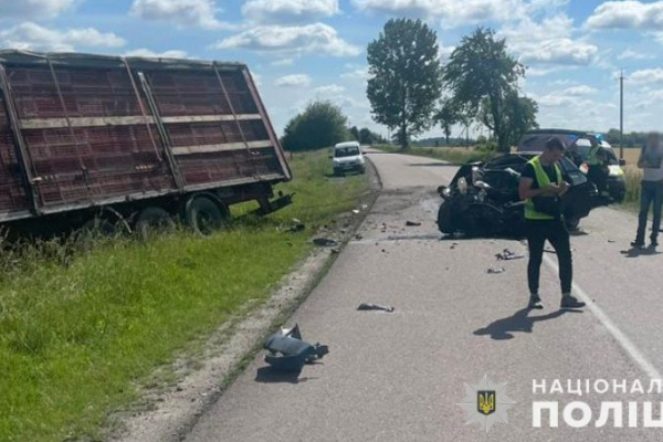 Смертельна аварія на Львівщині: вантажівку відкинуло на кладовище