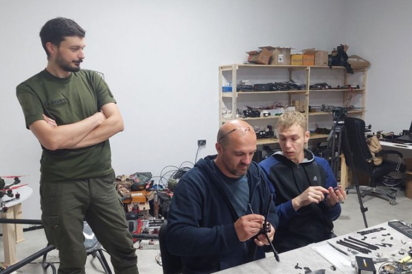 У Львові сім'я створила компанію, яка виготовляє дрони для ЗСУ