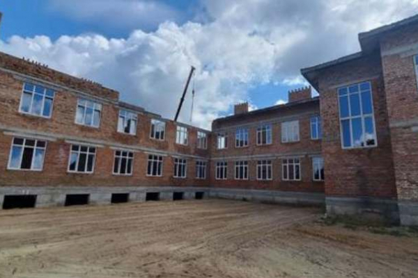 Через мобілізацію бракує працівників, щоб завершити будівництво школи поблизу Львова