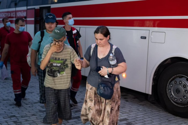 Сімох пацієнтів зруйнованого Охматдиту евакуювали зі Львівщини на лікування за кордон