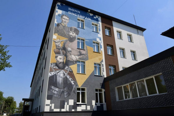 На фасаді  львівського Військового ліцею НАСВ імені гетьмана Петра Сагайдачного створили два мурали