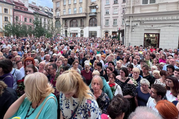 Львів'яни прийшли у Гарнізонний храм на прощання з Іриною Фаріон