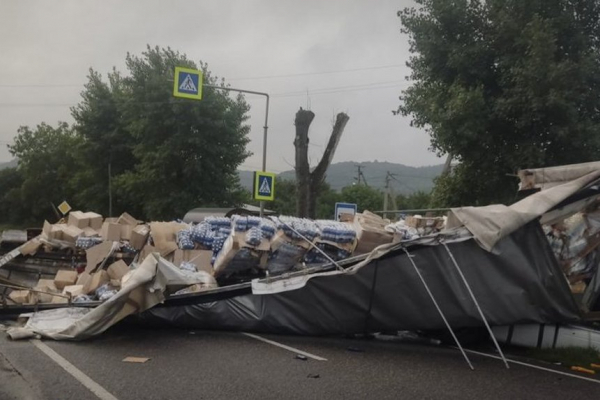 На Львівщині зіткнулися дві вантажівки, є постраждалі