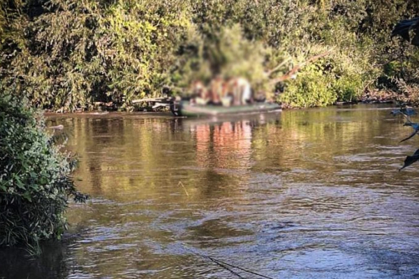 На Львівщині троє дітей застрягли посеред водойми