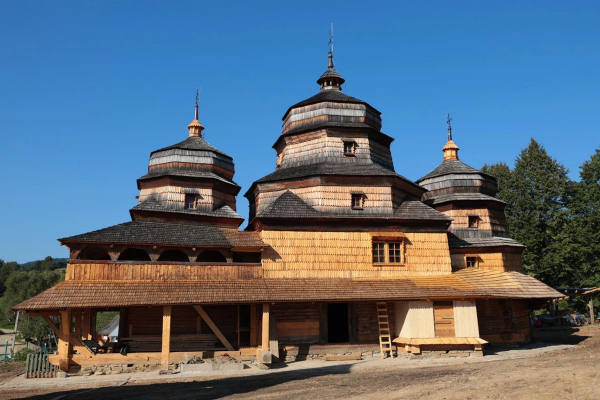 На Львівщині відновлюють розписи в одному з найстаріших дерев’яних храмів