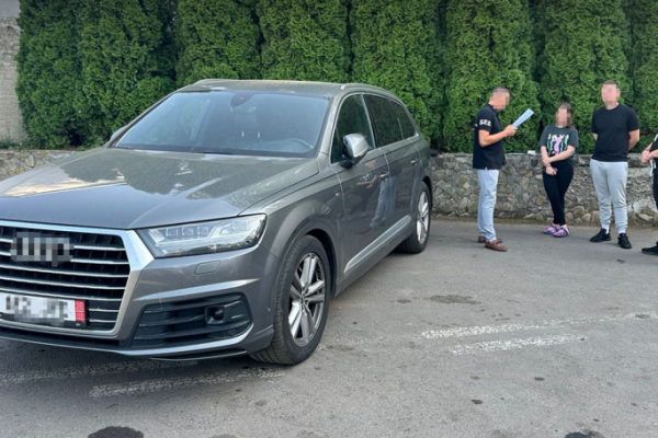 Псевдоволонтери намагалися провезти преміальний позашляховик під виглядом гуманітарки