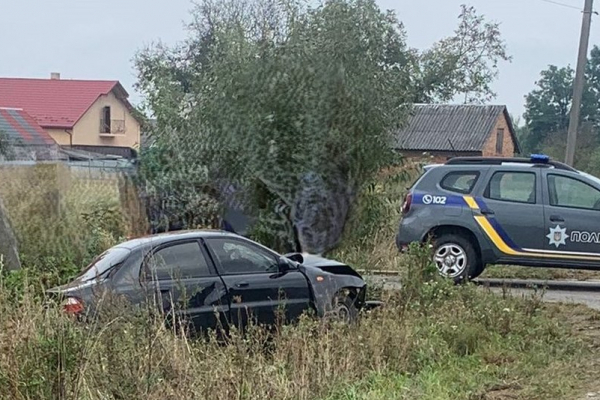 На Львівщині автомобіль в'їхав у міст