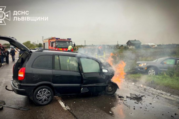 На Львівщині внаслідок сильної аварії загорілося авто