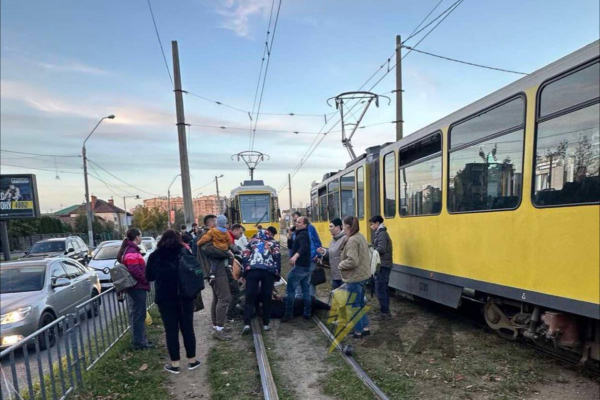 У Львові трамвай збив жінку, яка переходила пішохідний перехід з онуком