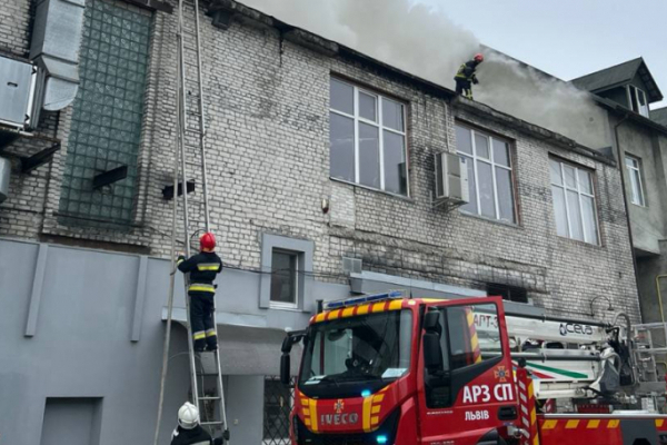 У Львові горить завод гумових виробів