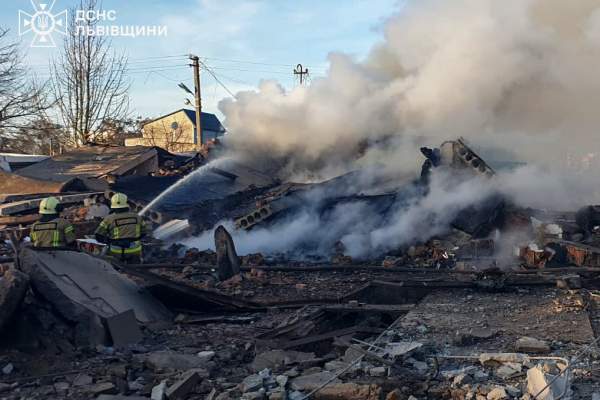 Внаслідок падіння уламків ракети на Львівщині загинула людина, двоє поранених