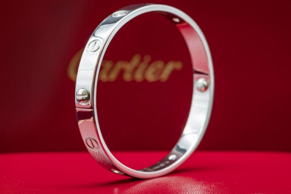 На Львівщині митники зупинили бус набитий коштовностями Cartier