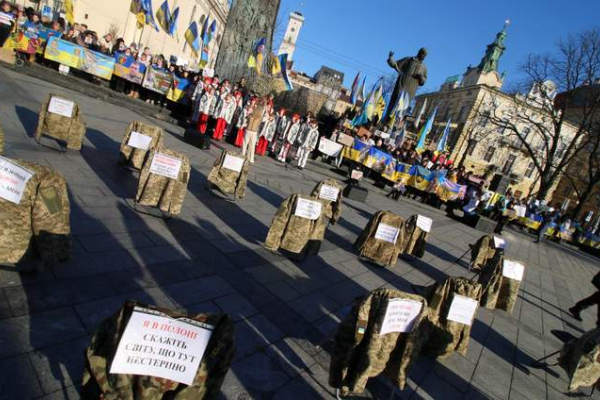 У Львові родичі військовополонених провели акцію з порожніми стільцями