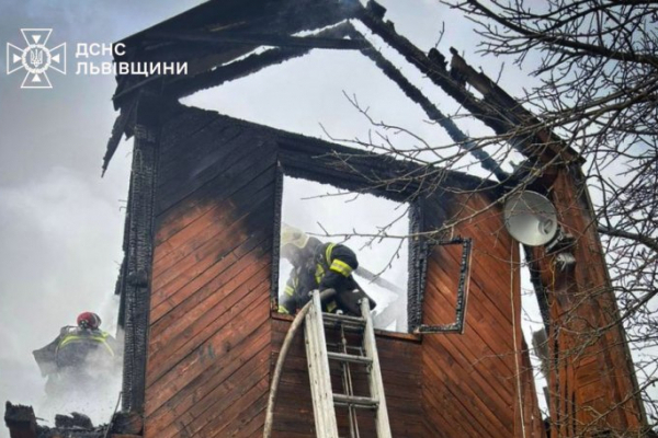 Унаслідок масштабної пожежі житлового будинку на Львівщині постраждав літній чоловік