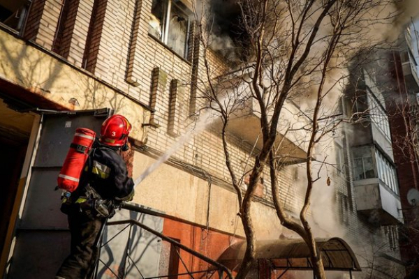 У Львові горіла житлова будівля: рятувальники евакуювали двох жінок та двох дітей