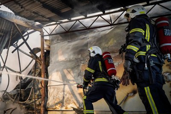 На Львівщині близько 40 надзвичайників гасять пожежу в складському приміщенні