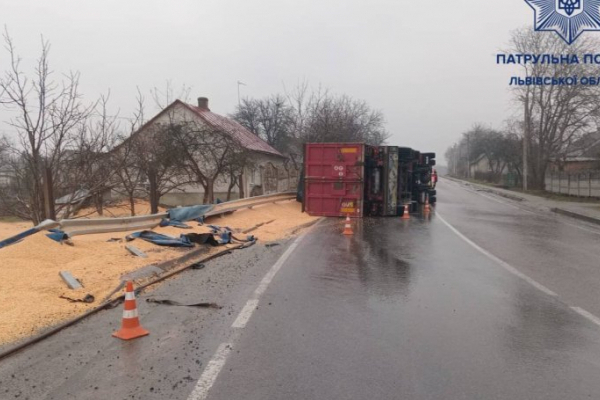 На Львівщині перекинувся зерновоз: рух ускладнений