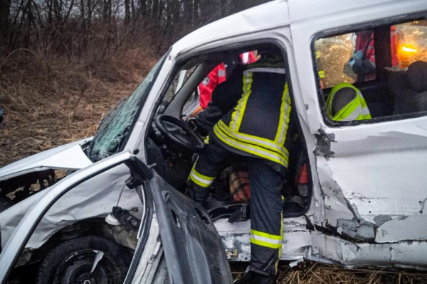 На Львівщині унаслідок ДТП двоє людей застрягли у понівеченій автівці