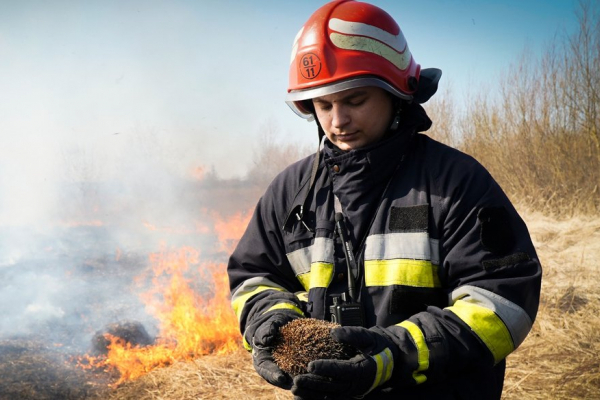 На Львівщині надзвичайники врятували серед згарища їжачка